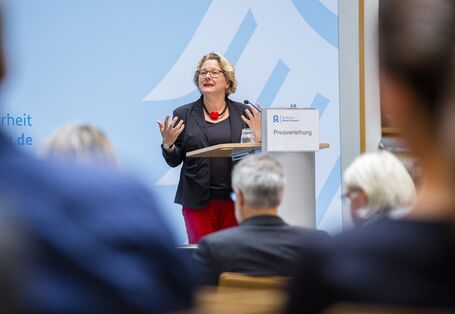 Bundesumweltministerin Svenja Schulze eröffnet die Preisverleihung Blauer Kompass