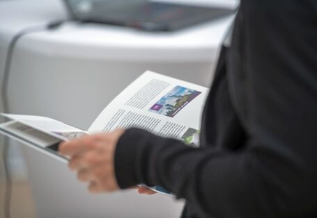 Ein Mann blättert in einer Broschüre