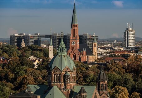 Eine Großstadt mit Gebäuden und Bäumen