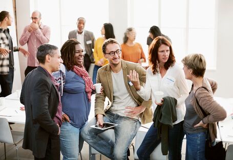 Menschen diskutieren in einem Besprechungraum