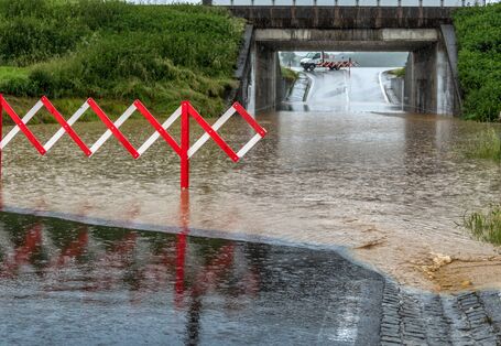 von Regen überflutete Unterführung