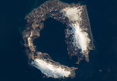 Deception Island: Die Satellitenaufnahme zeigt, dass es sich um einen gefluteten Vulkankrater handelt.