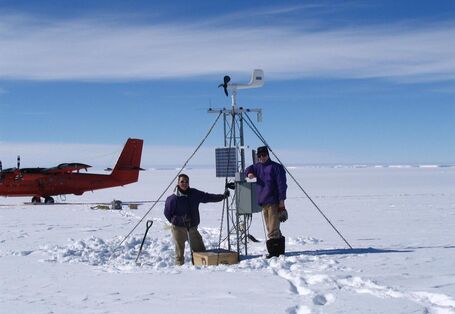 In vielen Gebieten der Antarktis sind Wetterstationen verteilt, um Klimadaten zu erfassen.