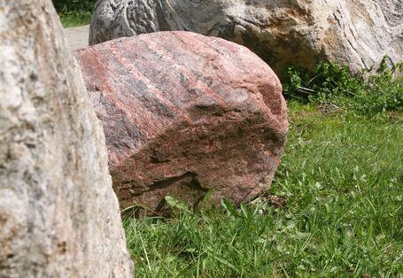 verschiedene Größen und Farben von Findlingen