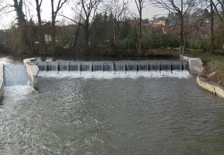 Auf dem Foto ist die Wehr mit Wasserkraftnutzung an der Ilm dargestellt