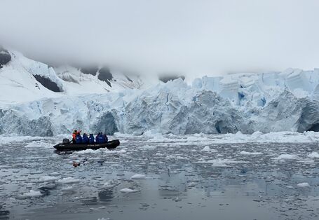 Schlauchbootrundfahrten gehören zum üblichen Programm einer Expeditionskreuzfahrt.