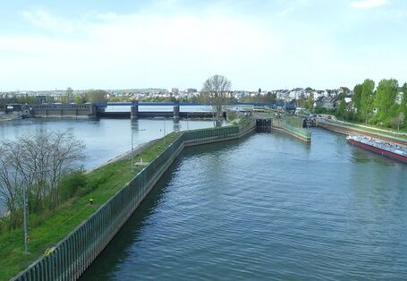 Blick auf die unterste Staustufe in der Mosel in Koblenz