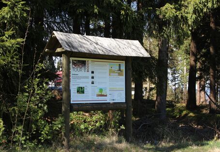 Tafel am Entdeckerpfad am Waldhaus in Mehlmeisel