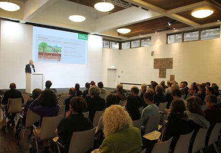 Sitzungssaal mit Personen