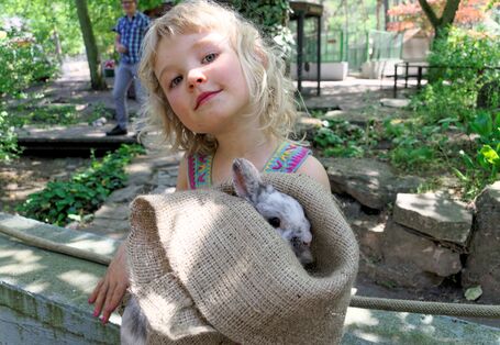 stolzes Kind mit Kaninchen