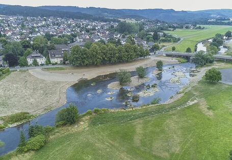 Naturnahes Ufer der Ruhr in der Kleinstatdt Oeventrop (2018)
