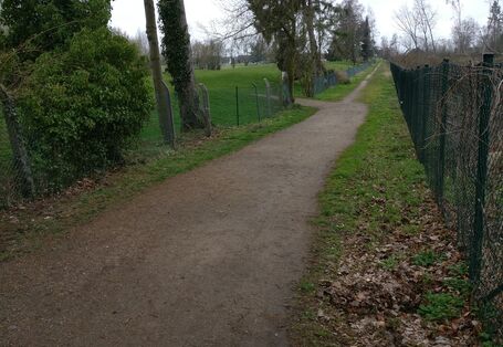 Die Stationen liegen an befestigten Straßen und Wegen.
