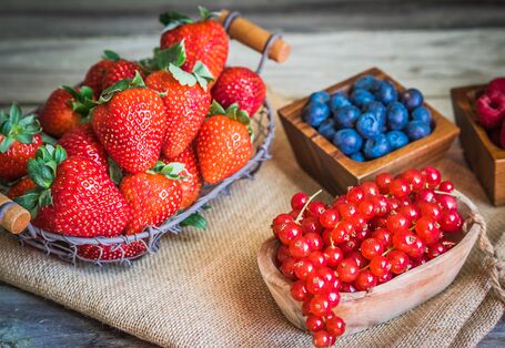 Schale mit gemischten Beerenfrüchten