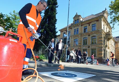 Markierungsarbeiten auf einer Fahrradstraße