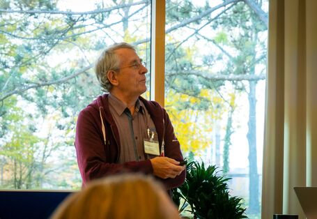 Herr Röder aus Schweinfurt hält eine Präsentation