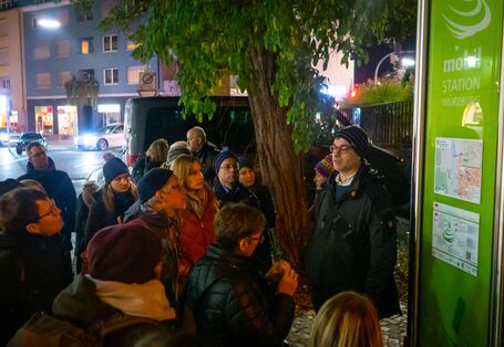Teilnehmende beim abendlichen Stadtspaziergang durch Würzburg