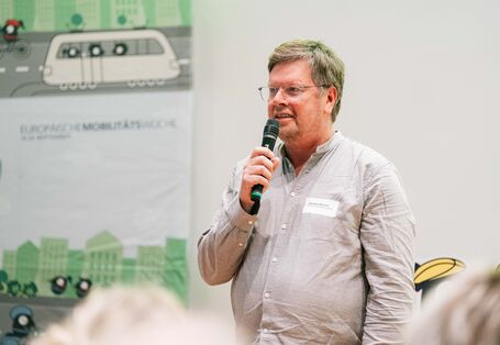 Carsten Elkmann steht vor dern Teilnehmerinnen und präsentiert