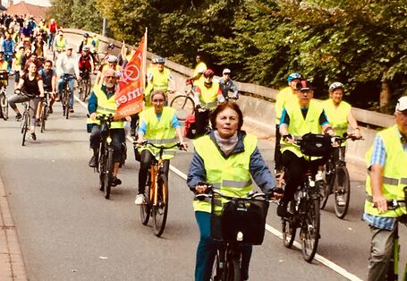 Radfahrerinnen und Radfahrer der Fahrradtou rin Warnwesten