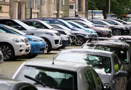 Viele parkende Pkw im Straßenraum