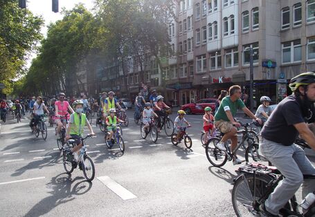 Kinder und Erwachsende sind auf dem Fahrrad unterwegs und demonstrieren in Köln für bessere Radinfrastruktur für Kinder. 