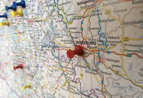 Deutschlandkarte mit einer Stecknadel in der Stadt Würzburg