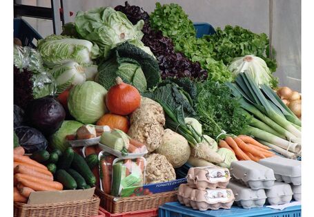 Marktstand mit Gemüse und Eiern