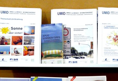 mehrere UMID-Ausgaben auf einem Präsentationsständer