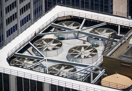 Klimaanlage auf einem Hochhaus