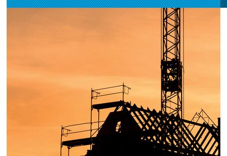 Cover des Themenblatts "Anpassung an den Klimawandel: Bauen und Wohnen" mit einem Foto von einem Haus im Bau