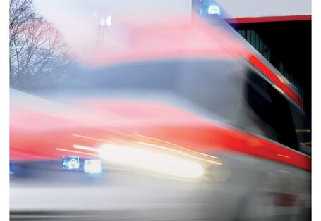Cover von Anpassung an den Klimawandel: Bevölkerungsschutz mit einem Foto von einem mit hoher Geschwindihkeit vorberfahrenden Krankenwagen