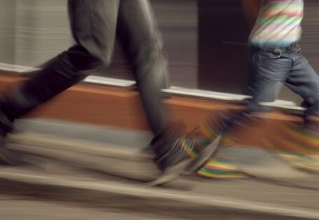 Beine von zwei Personen die schnell laufen