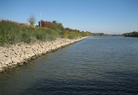 gepflastertes Ufer an der Donau