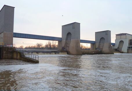 Eine Staustufe im Fluss Main
