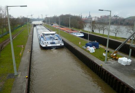 Eine Schleuse im Fluss Main
