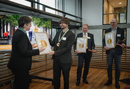 Verleihung des 1. Fußverkehrssonderpreises an Berliner Parklet-Programm durch Dr. Katrin Dziekan.