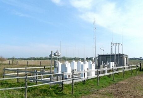 Messfeld Westerland mit den Niederschlags- und Staubsammlern bei Tinnum