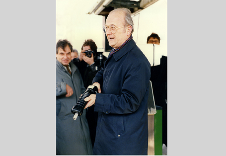 UBA-Präsident Heinrich von Lersner an einer Tank-Zapfsäule