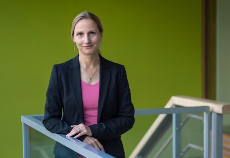 Carina Harms auf einer Freitreppe im Atrium des Umweltbundesamtes in Dessau