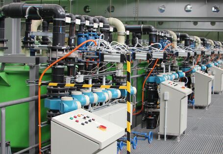 Catwalk with coarse metering system (green tank)