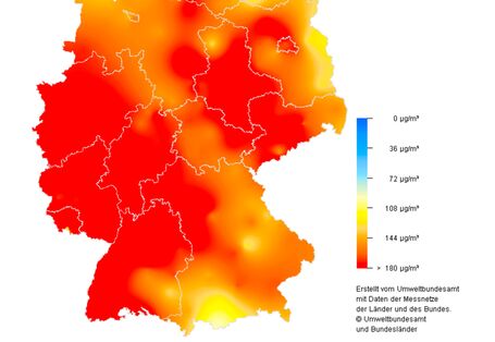 Deutschlandkarte, eingefärbte Flächen geben die Ozonkontentration im Mikrogramm pro Kubikmeter Luft an. Diese lag flächendeckend bei über 108, in großen Teilen von West- und Mitteldeutschland bei über 180.