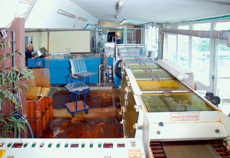 In einem Produktionsraum steht eine Anlage mit Fließband