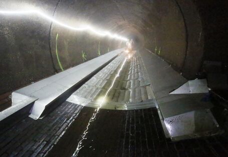 lange Metallkonstruktion in einem Abwasserkanal