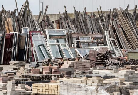 verschiedene Baumaterialien, wie Steine und Fenster, getrennt voneinander gelagert
