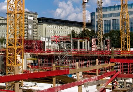 Baustelle mit Baukränen in der Innenstadt