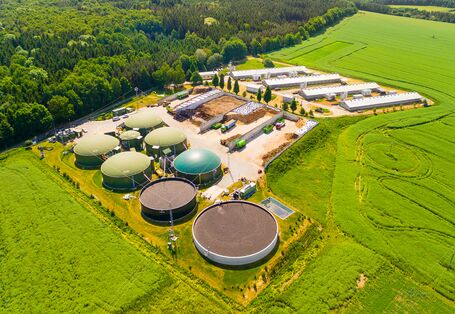 Gelände einer Biogasanlage mit mehreren Gebäuden