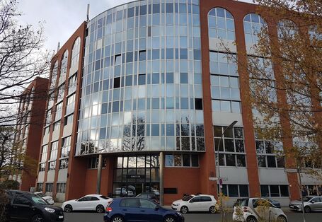 Klinker-Gebäude mit großer Glasfront an einer städtischen Straße