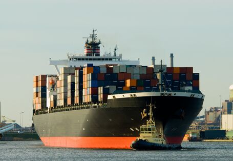 Containerschiff in einem Hafen