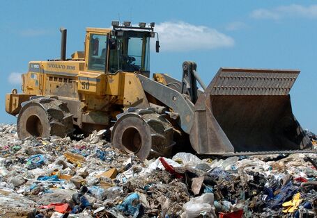 Schaufellader auf einer Mülldeponie