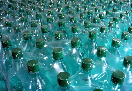 eine riesige Menge Plastikflaschen mit Mineralwasser, die wiederum zu mehreren in Plastikfolie eingeschweißt sind