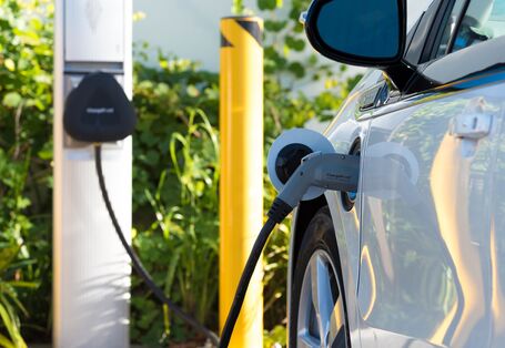 Elektroauto wird an einer Ladesäule aufgeladen